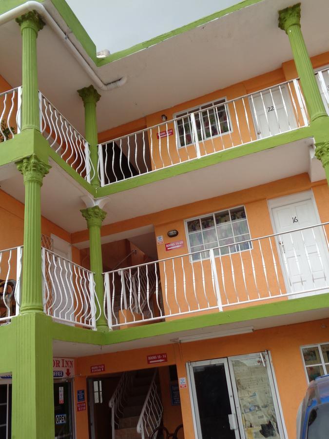 Tropical Manor Inn Half-Way-Tree Кингстън Екстериор снимка